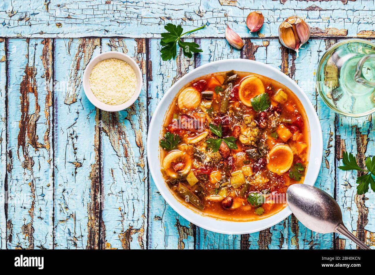 Minestrone, minestra di verdure italiane con pasta e fagioli. Vista dall'alto Foto Stock