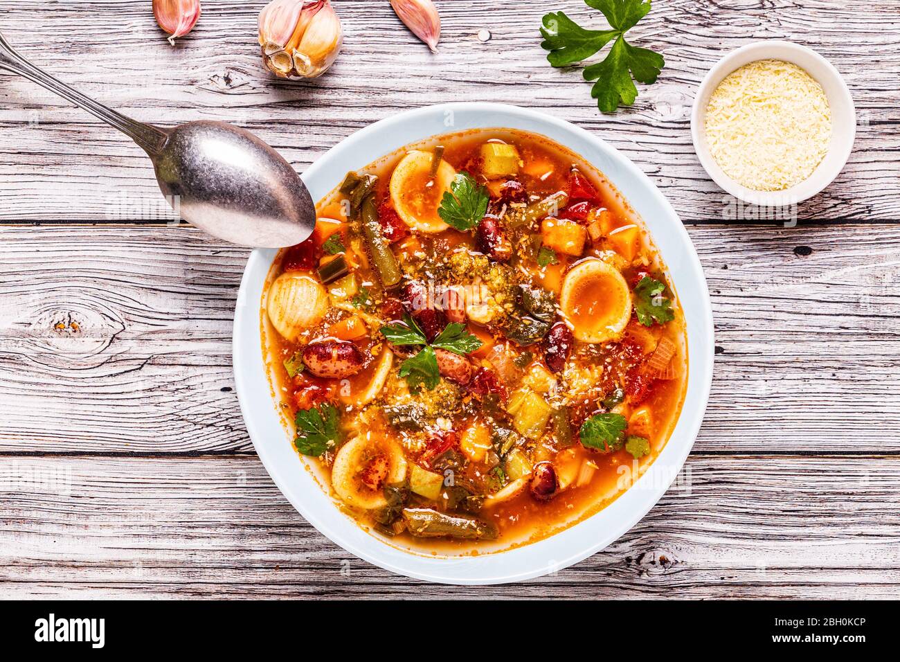 Minestrone, minestra di verdure italiane con pasta e fagioli. Vista dall'alto Foto Stock
