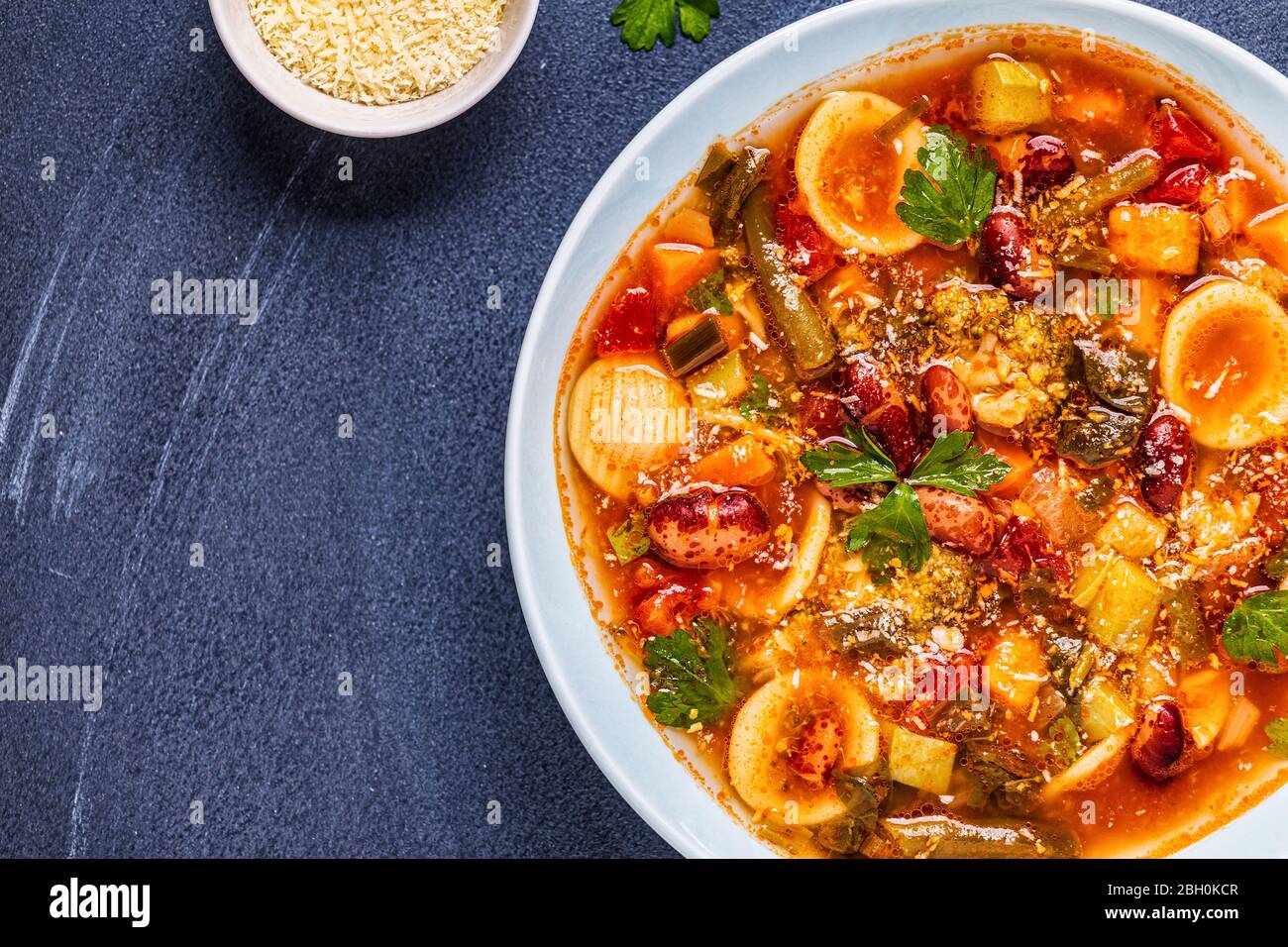 Minestrone, minestra di verdure italiane con pasta e fagioli. Vista dall'alto Foto Stock