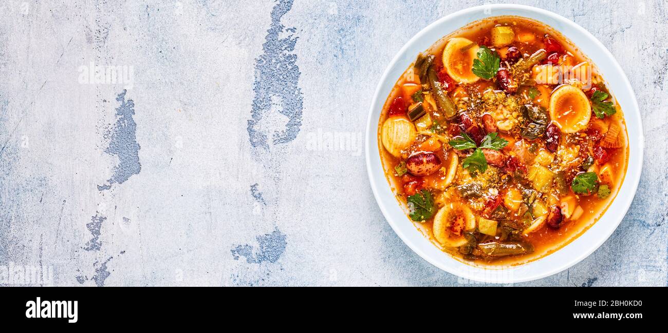Minestrone, minestra di verdure italiane con pasta e fagioli. Vista dall'alto Foto Stock