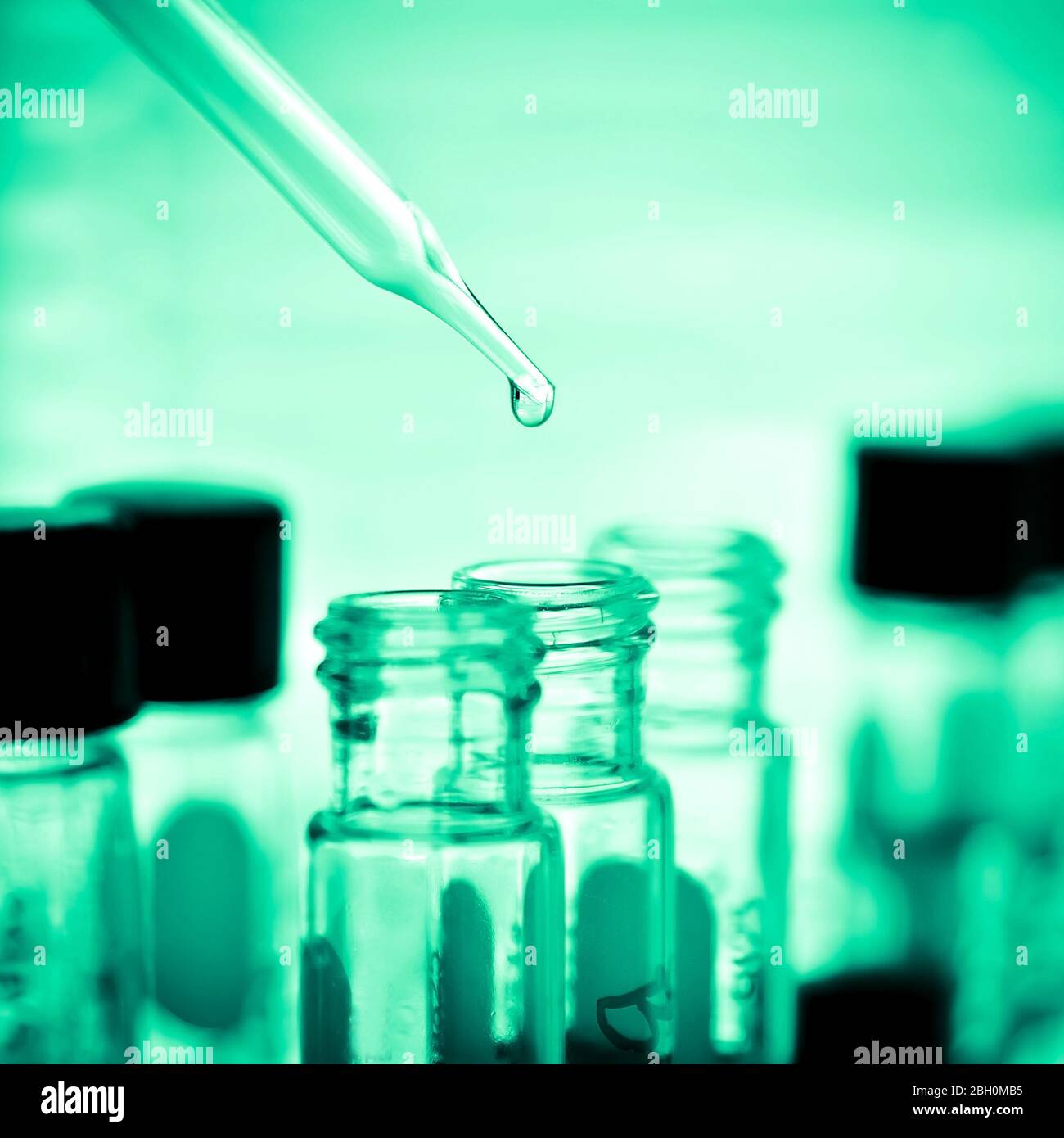 Gocciolamento di liquido chimico nella provetta, ricerca di laboratorio e concetto di sviluppo Foto Stock