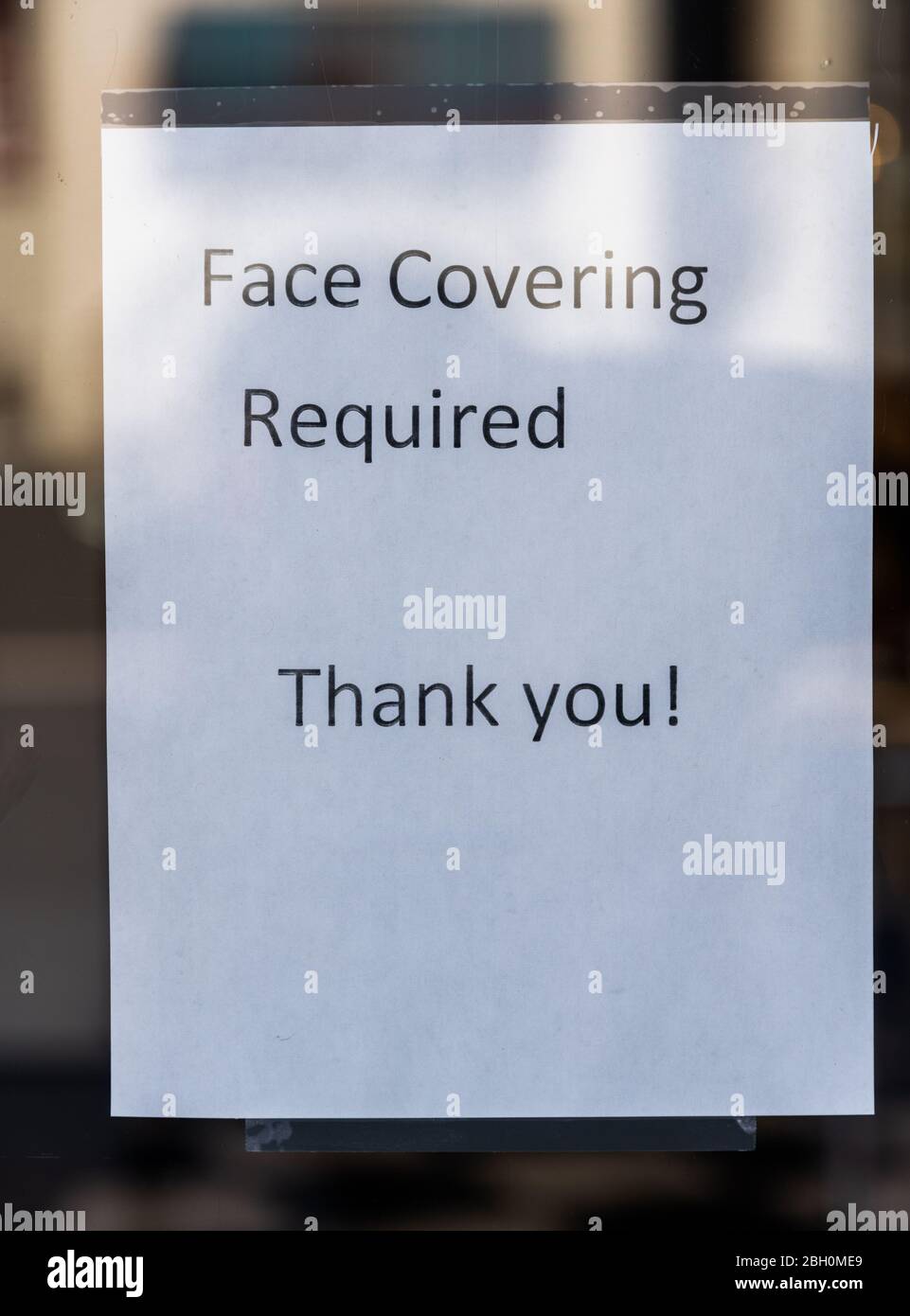 Shop cartello vetrina durante Covid-10 pandemic, che recita: 'Copertura viso richiesta, grazie!' Foto Stock