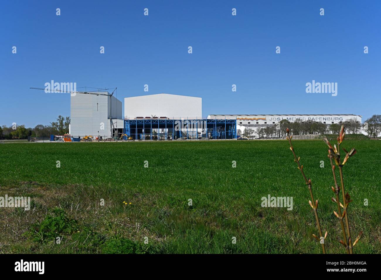 papenburg, germania - 2020.04.19: il nuovo magazzino e centro logistico di meyer werft in costruzione Foto Stock