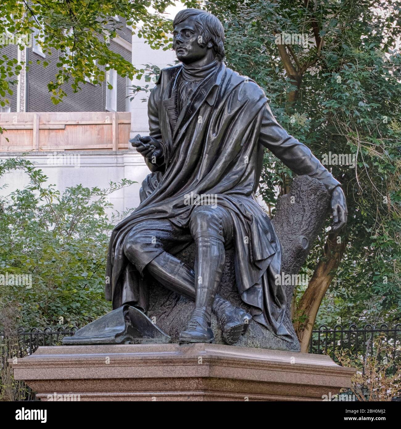 Statua di Robert Burns (1759-96), poeta e lirico scozzese, nei Queen Victoria Embankment Gardens, Westminster, Londra, Inghilterra Foto Stock