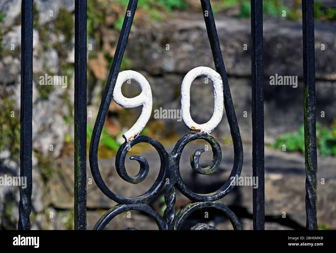 Casa numero 90 sulla porta di ferro battuto. Greenside, Kendal, Cumbria, Inghilterra, Regno Unito, Europa. Foto Stock