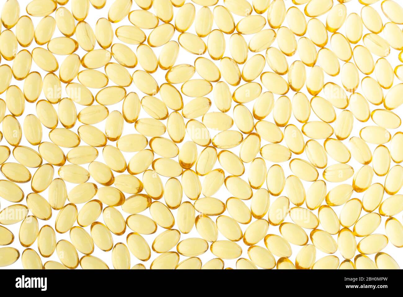 Divani di Omega-3 su sfondo isolato. Struttura delle capsule gialle su sfondo bianco isolato. Medicamento medico di acidi grassi polinsaturi Foto Stock