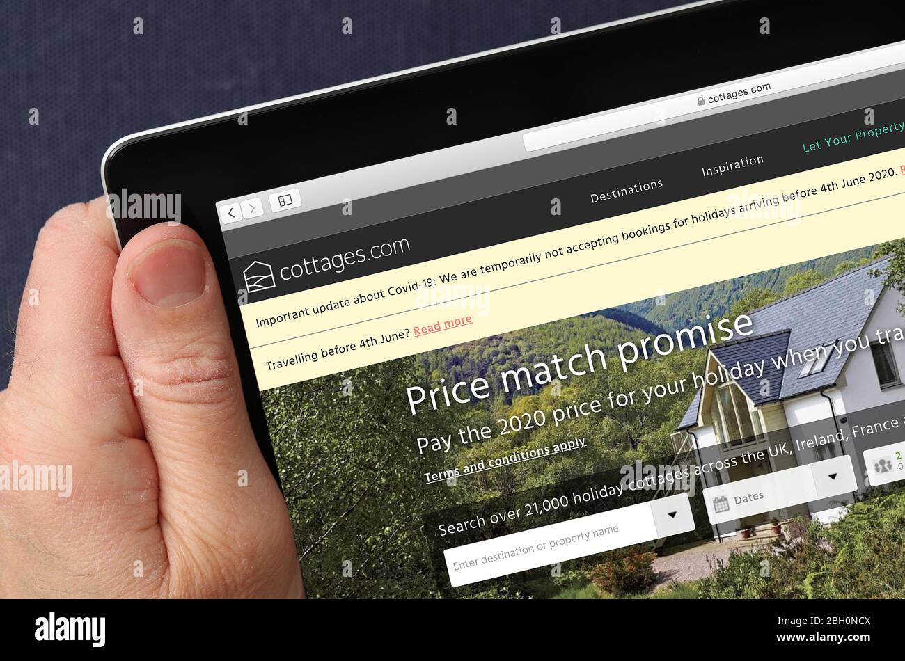cottages.com Cottage vacanza prenotazione sito web visto su un iPad. cottages.com il sito web ha affrontato critiche per la sua è Coronavirus politica di rimborso. Foto Stock