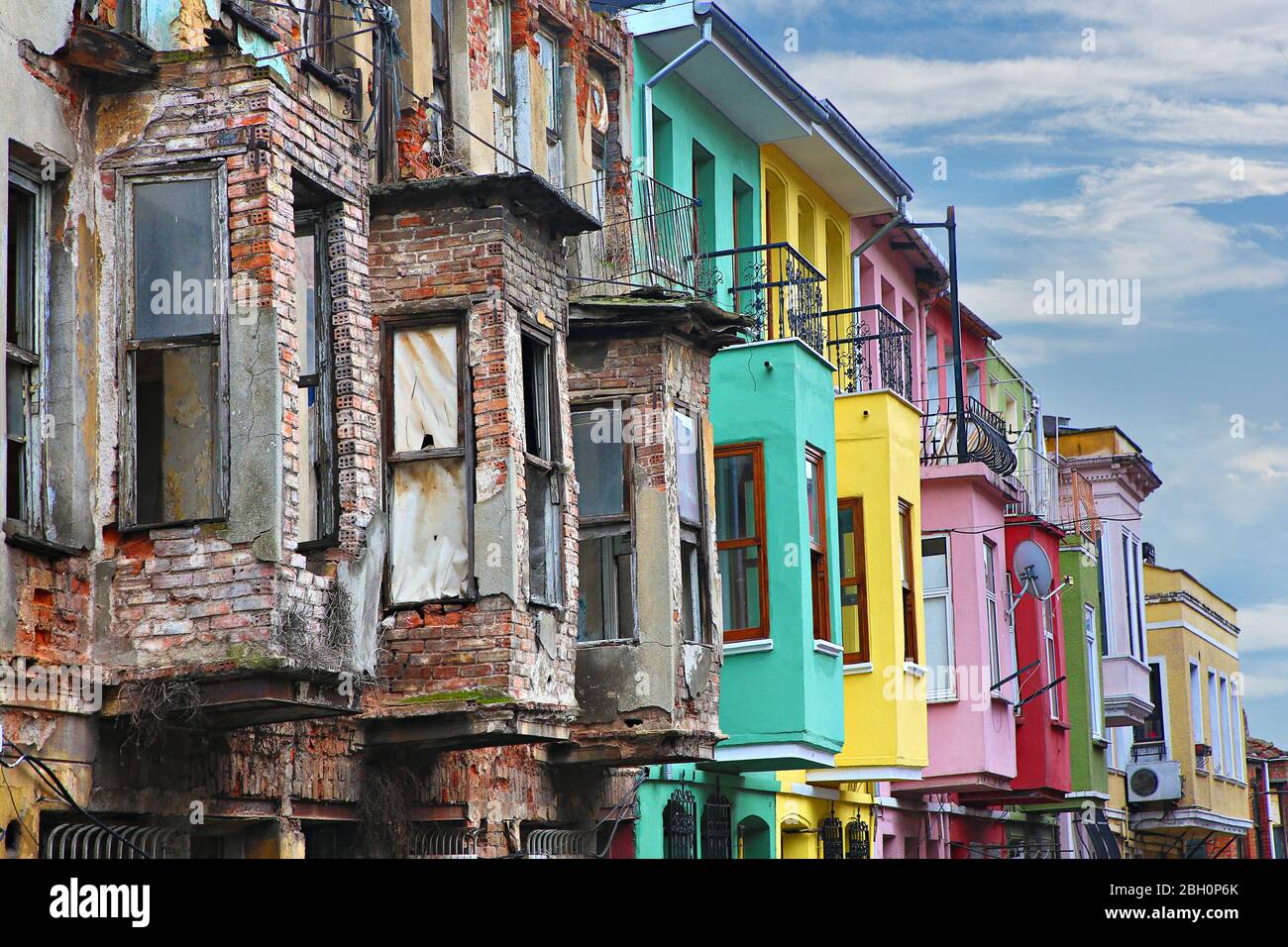 Case storiche colorate nel vecchio quartiere di Balat a Istanbul, Turchia Foto Stock