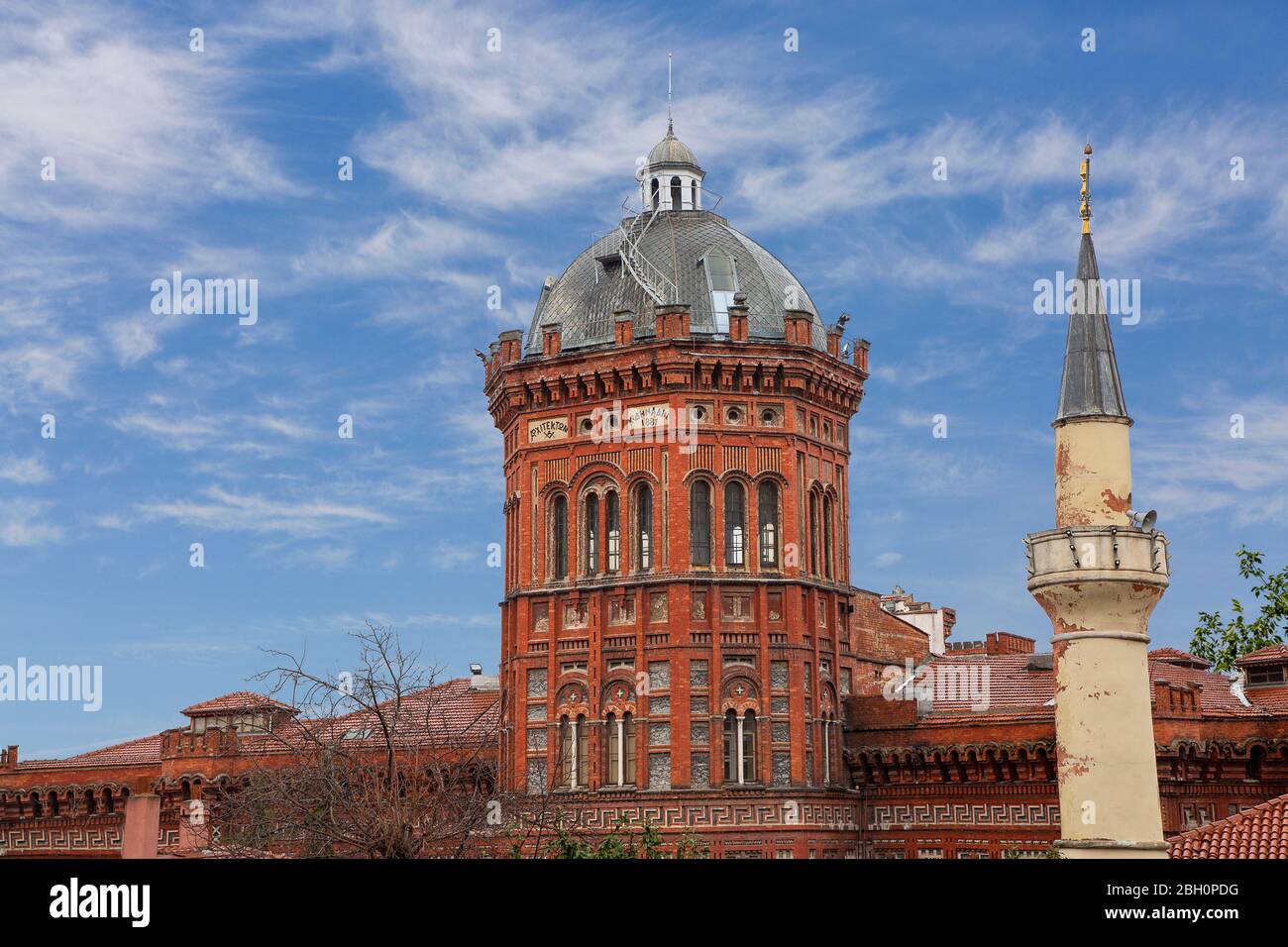Cupola della Scuola Greco Ortodossa di Fener e minareto, a Fener, Istanbul, Turchia Foto Stock