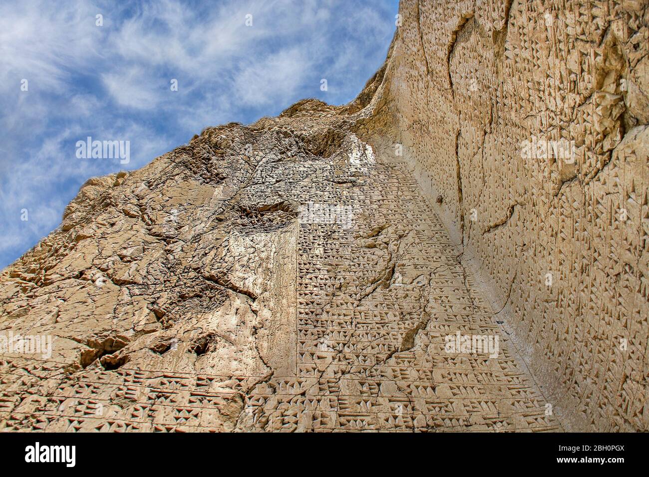 Iscrizioni cuneiformi urartiche nei resti della città vecchia di Van, conosciuta come Tushba, nella Turchia orientale Foto Stock