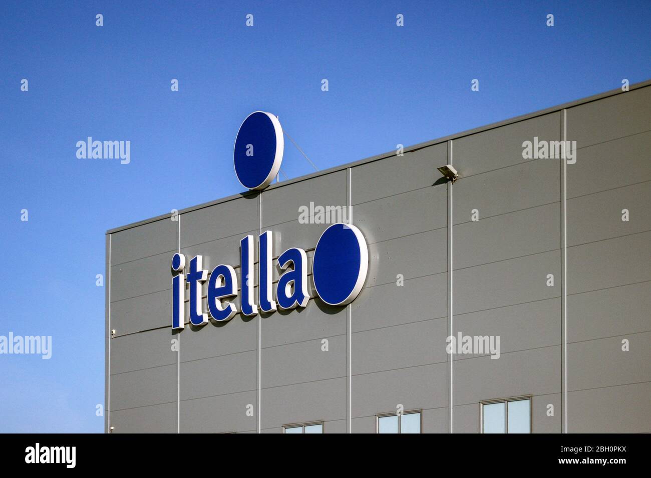Al neon Itella si accende al Lieto Logistics Center di Lieto, Finlandia Foto Stock