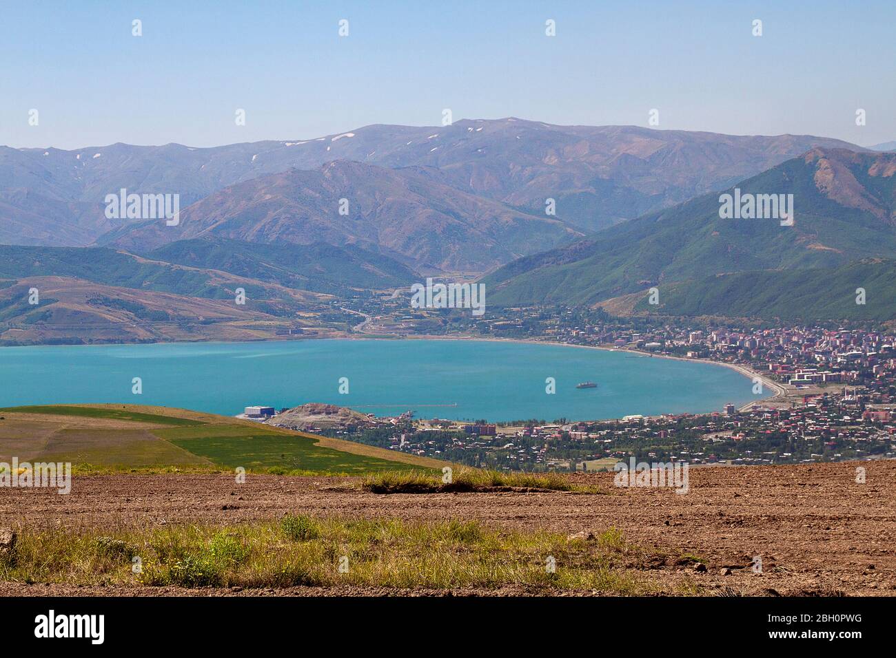 Vista sul Lago Van e la città di Tatvan, nella provincia di Bitlis, Turchia Foto Stock