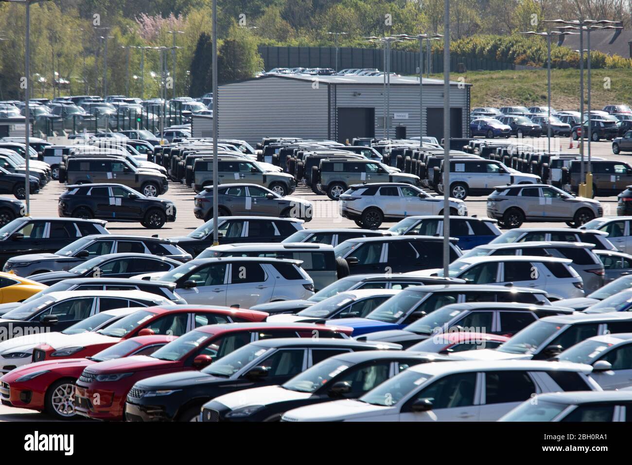 I veicoli Jaguar Land Rover vengono immagazzinati in un sito di distribuzione nelle Midlands durante il periodo di blocco del Coronavirus Covid 19 Foto Stock