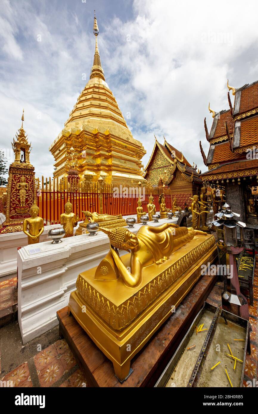 Tempio buddista e Pagoda conosciuta come Wat Phra That Doi Suthep, a Chiang mai, Thailandia. Foto Stock