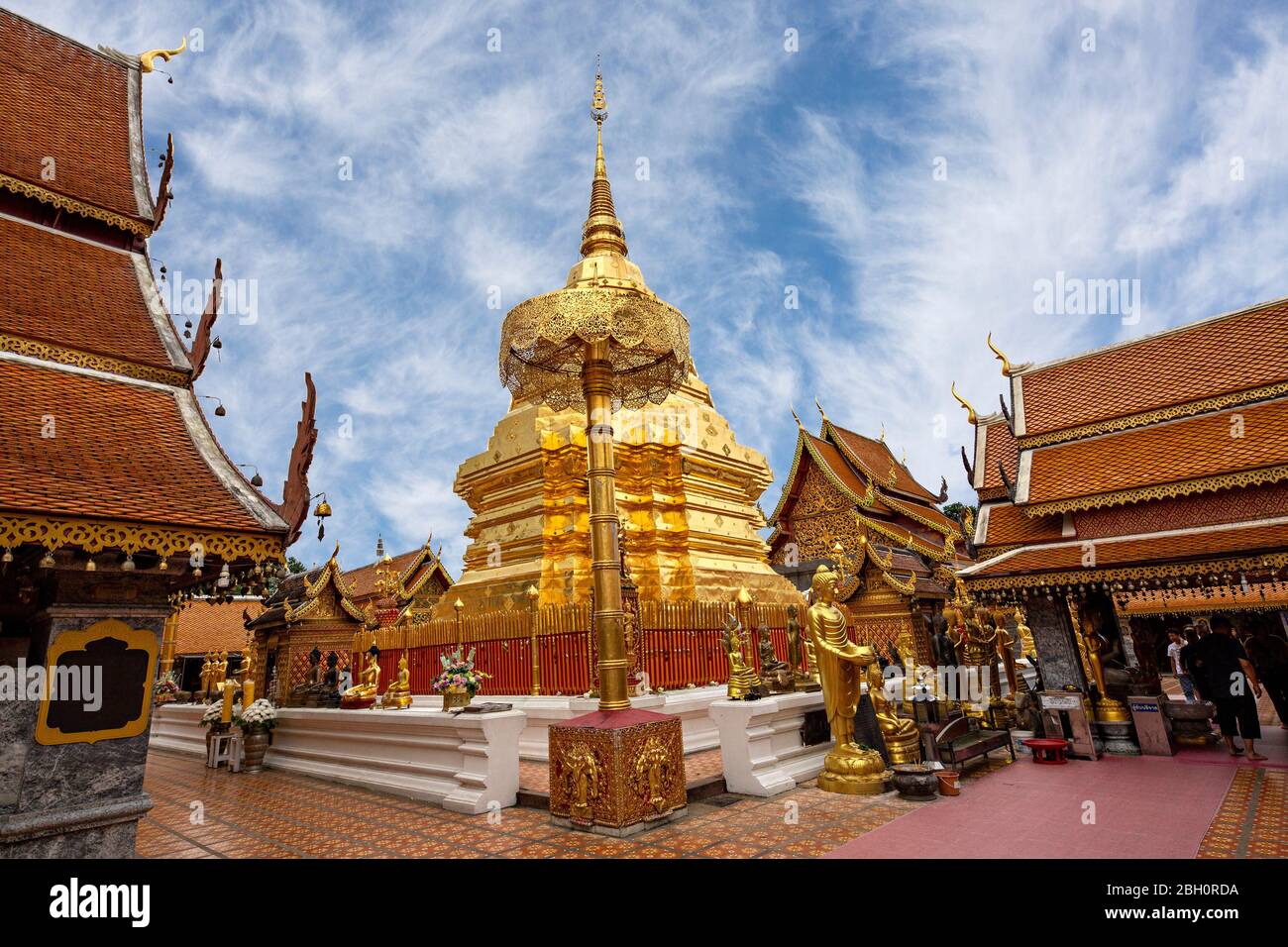 Tempio buddista e Pagoda conosciuta come Wat Phra That Doi Suthep, a Chiang mai, Thailandia. Foto Stock