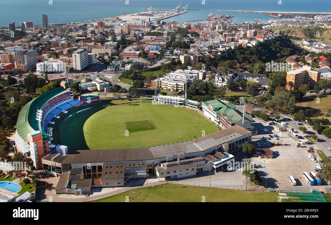 Foto aerea dello stadio di cricket del St George's Park con il porto di Port Elizabeth sullo sfondo Foto Stock