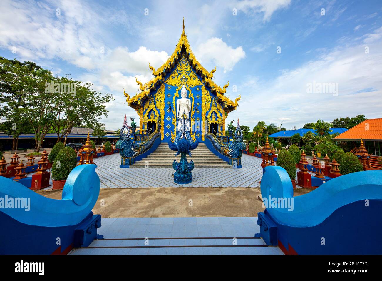 Tempio Blu conosciuto anche come Wat Rong Suea Ten, a Chiang Rai, Thailandia Foto Stock