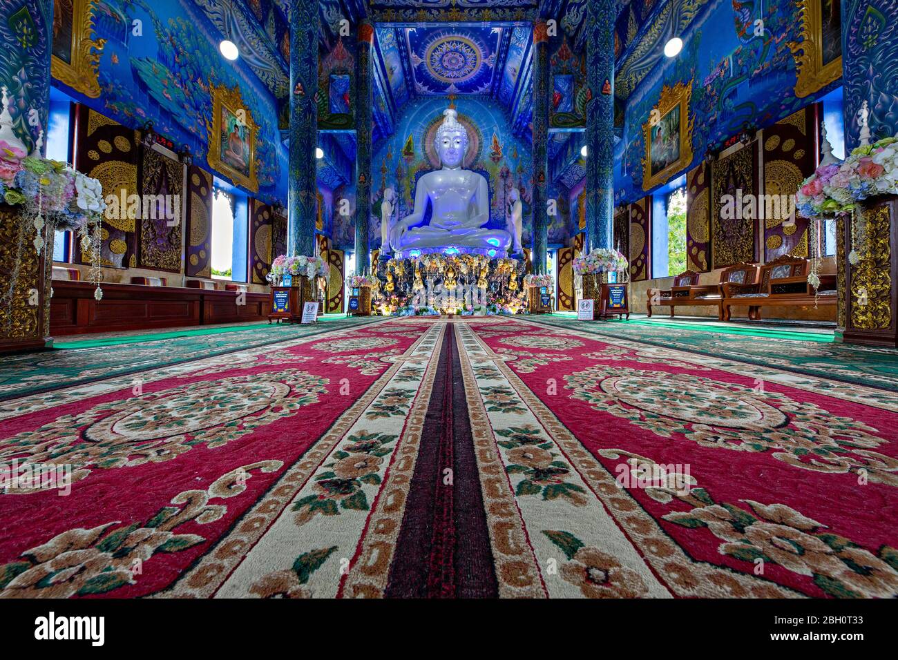Tempio Blu conosciuto anche come Wat Rong Suea Ten, a Chiang Rai, Thailandia Foto Stock