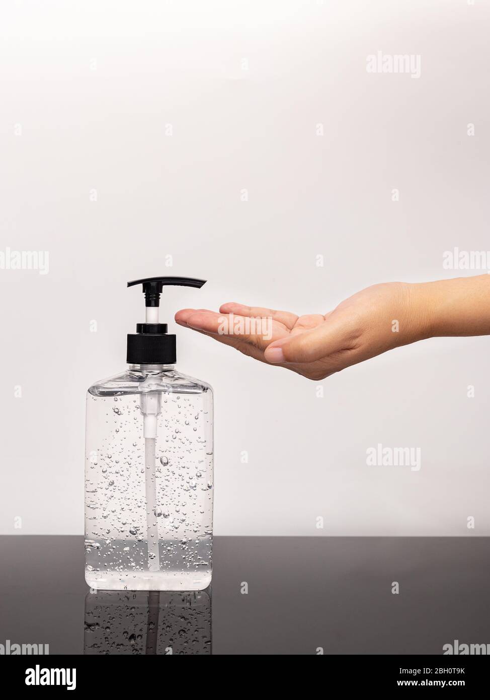 igiene personale. persone lavaggio mano a mano igienizzante gel di alcol per la pulizia e la disinfezione, prevenzione della diffusione di germi durante le infezioni Foto Stock