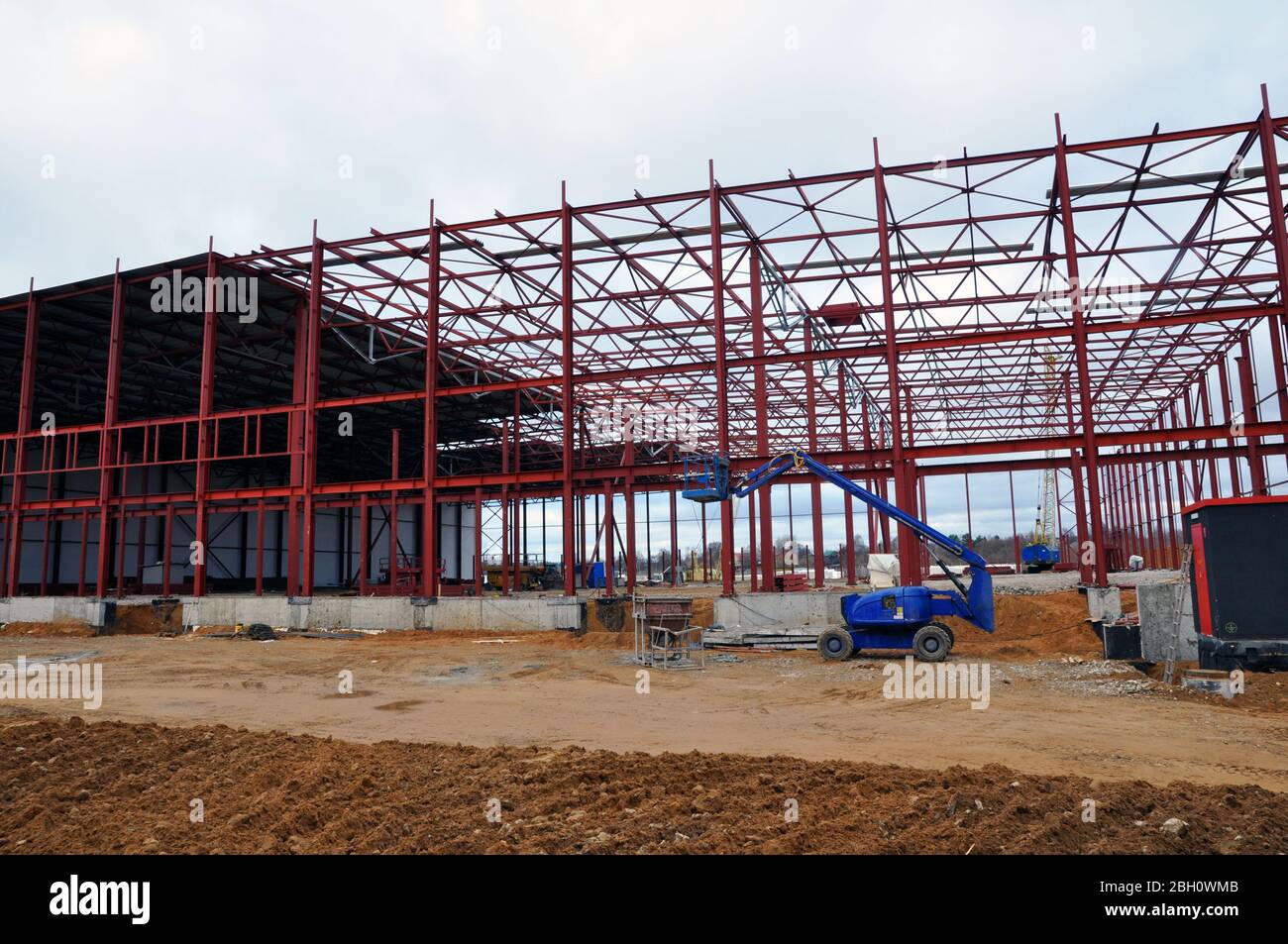 Nuova costruzione di un magazzino logistico di magazzino. Installazione di strutture metalliche. Foto Stock
