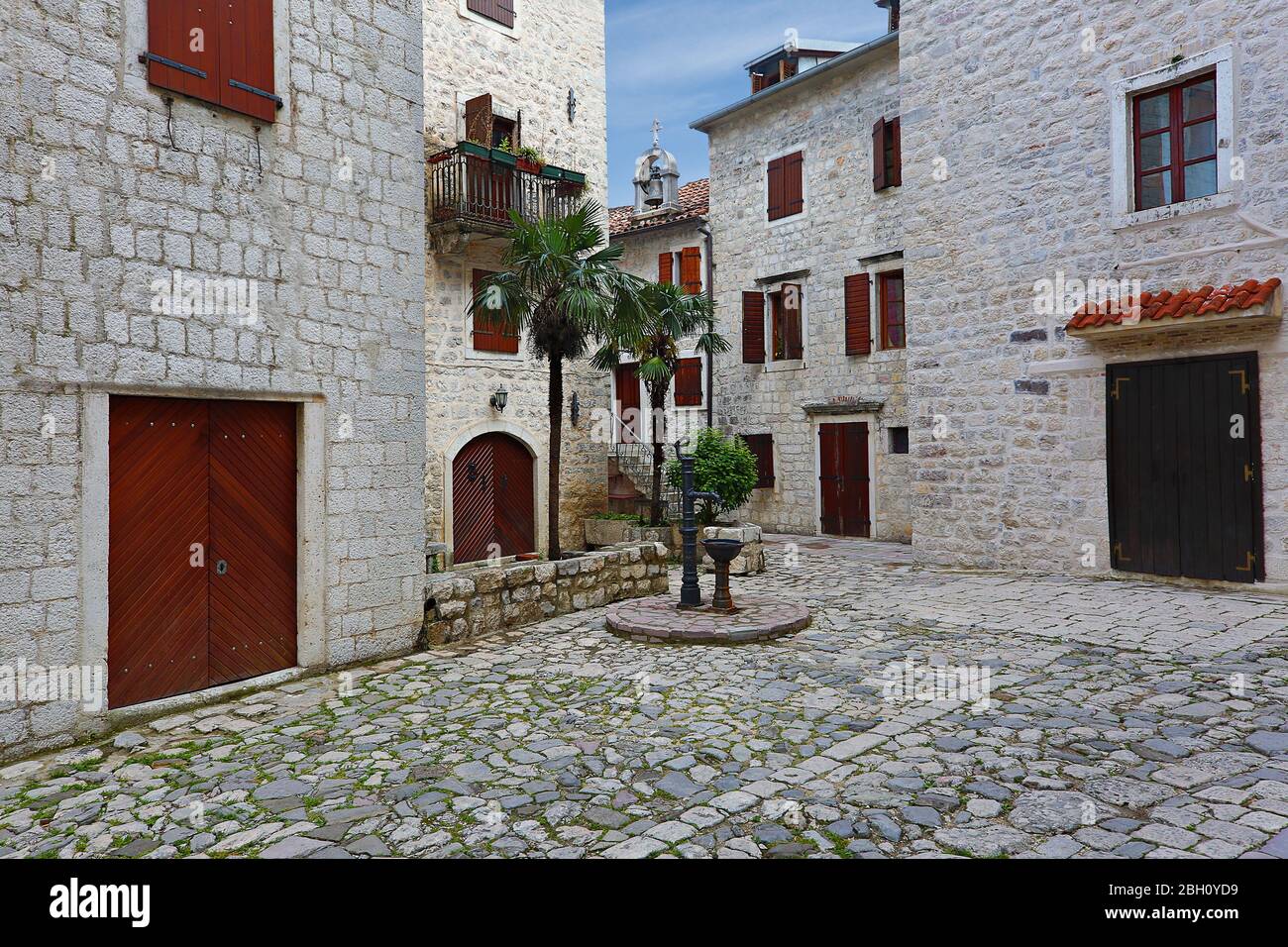 Case storiche in pietra nella città vecchia di Cattaro, Montenegro Foto Stock