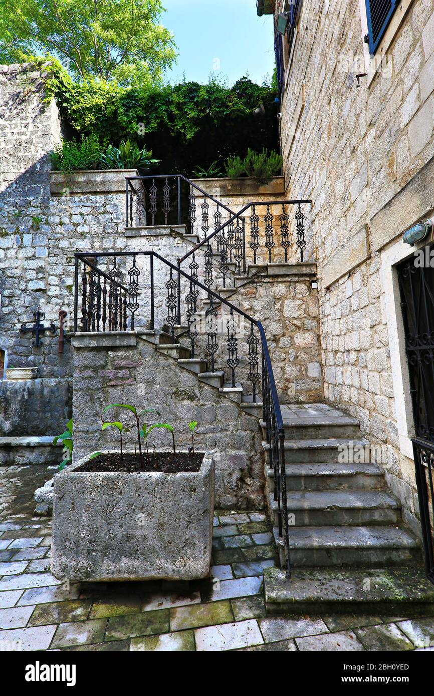 Antiche scale nella città vecchia di Cattaro, Montenegro Foto Stock
