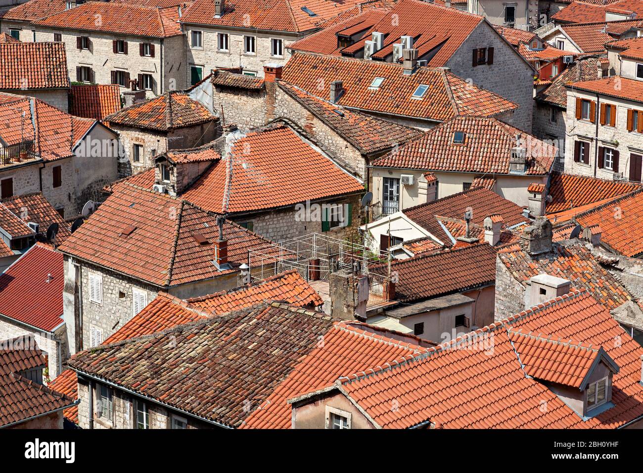 Tetti rossi delle case medievali nella città vecchia di Cattaro, Montenegro Foto Stock