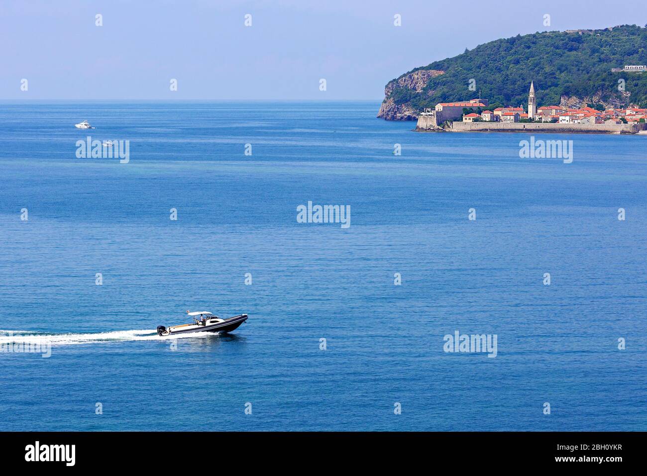 Mare Adriatico con la città vecchia di Budva in Montenegro Foto Stock