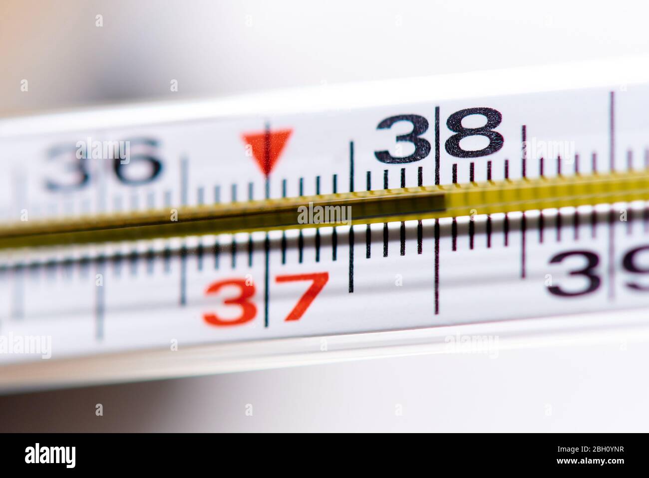 Termometro con temperatura di 38 primo piano Foto stock - Alamy