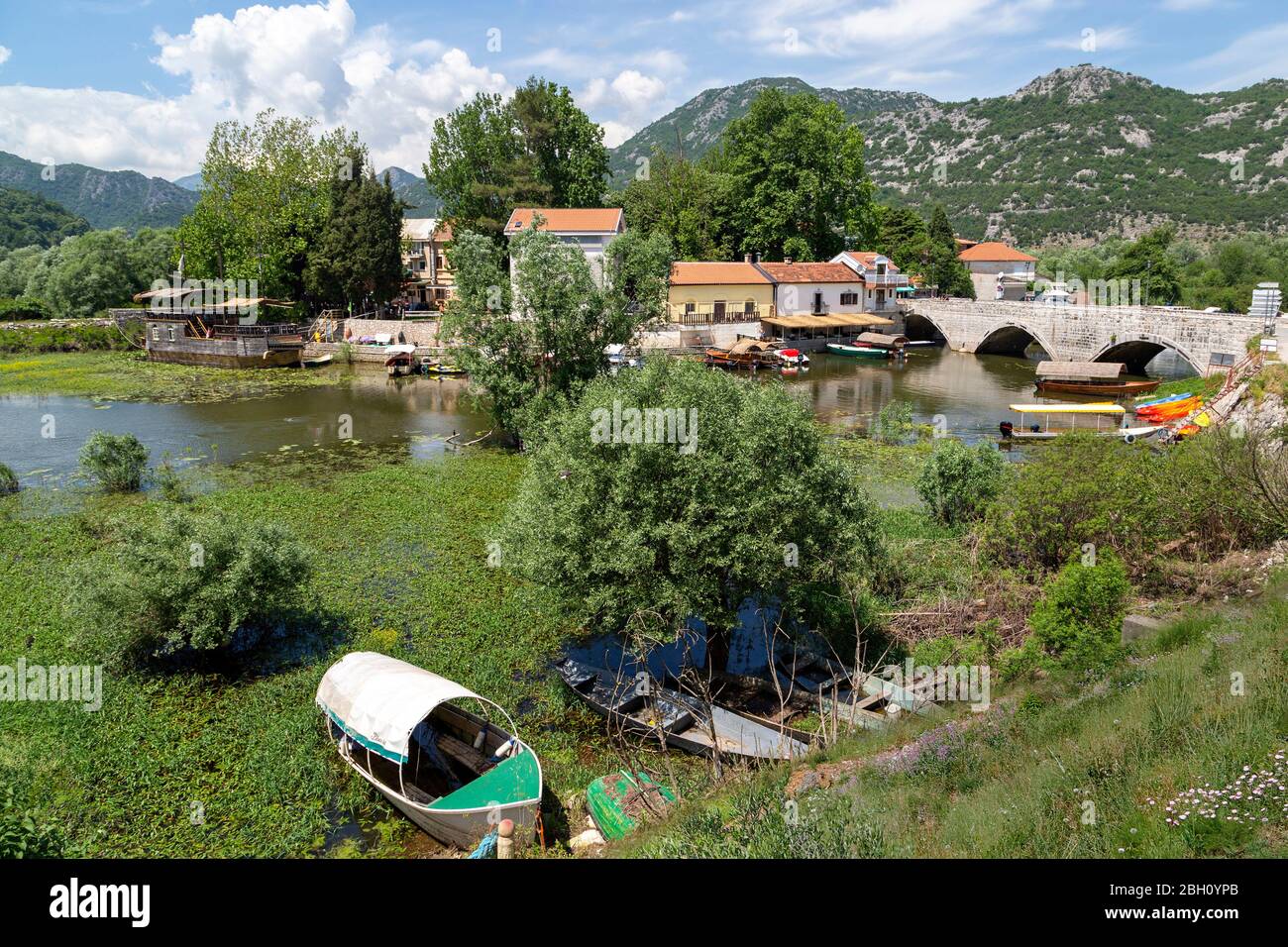 Vista sulla città vecchia di Virpazar in Montenegro Foto Stock