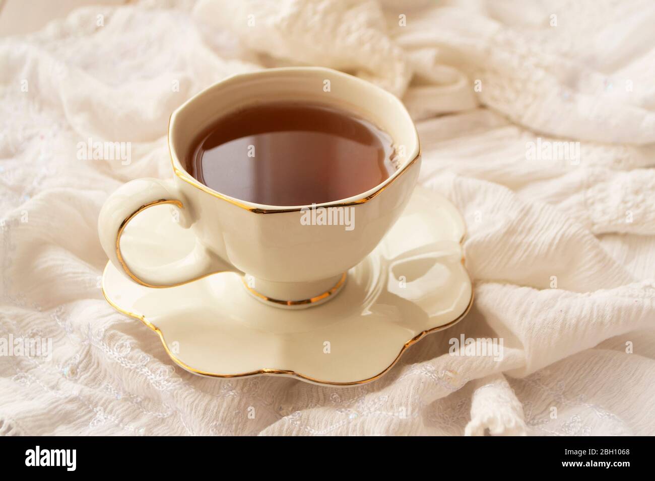 Tazza da tè antica su sfondo bianco, elegante immagine mornong Foto Stock