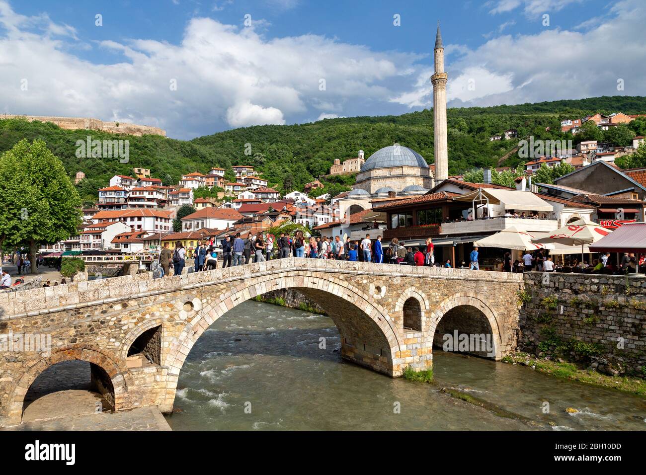 Vecchio ponte di pietra e Moschea Sinan Pasha, a Prizren, Kosovo Foto Stock