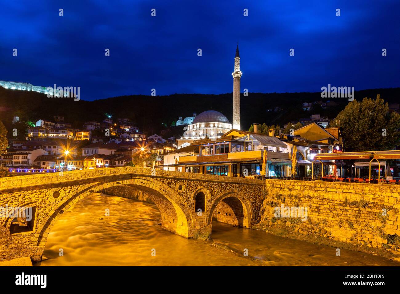 Vecchio ponte di pietra e Moschea Sinan Pasha, a Prizren, Kosovo Foto Stock