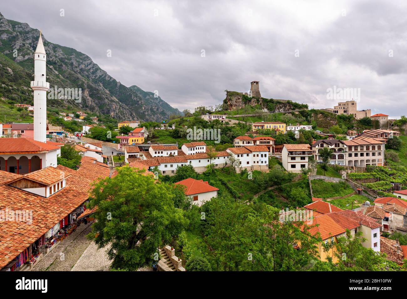 Città vecchia di Kruje con il Castello di Kruje sullo sfondo, Albania Foto Stock