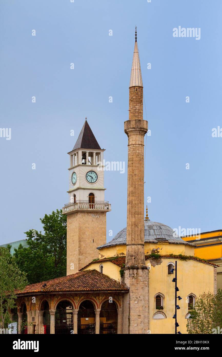 Torre dell'orologio e il minareto della Moschea di Ethem Bey in Piazza Skanderbeg, Tirana, Albania Foto Stock