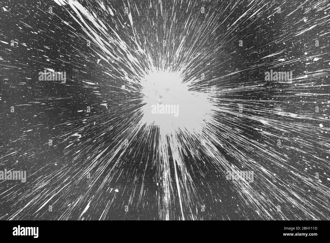 Pittura astratta Arte: Macchia o schizzo su sfondo bianco e nero. Foto Stock