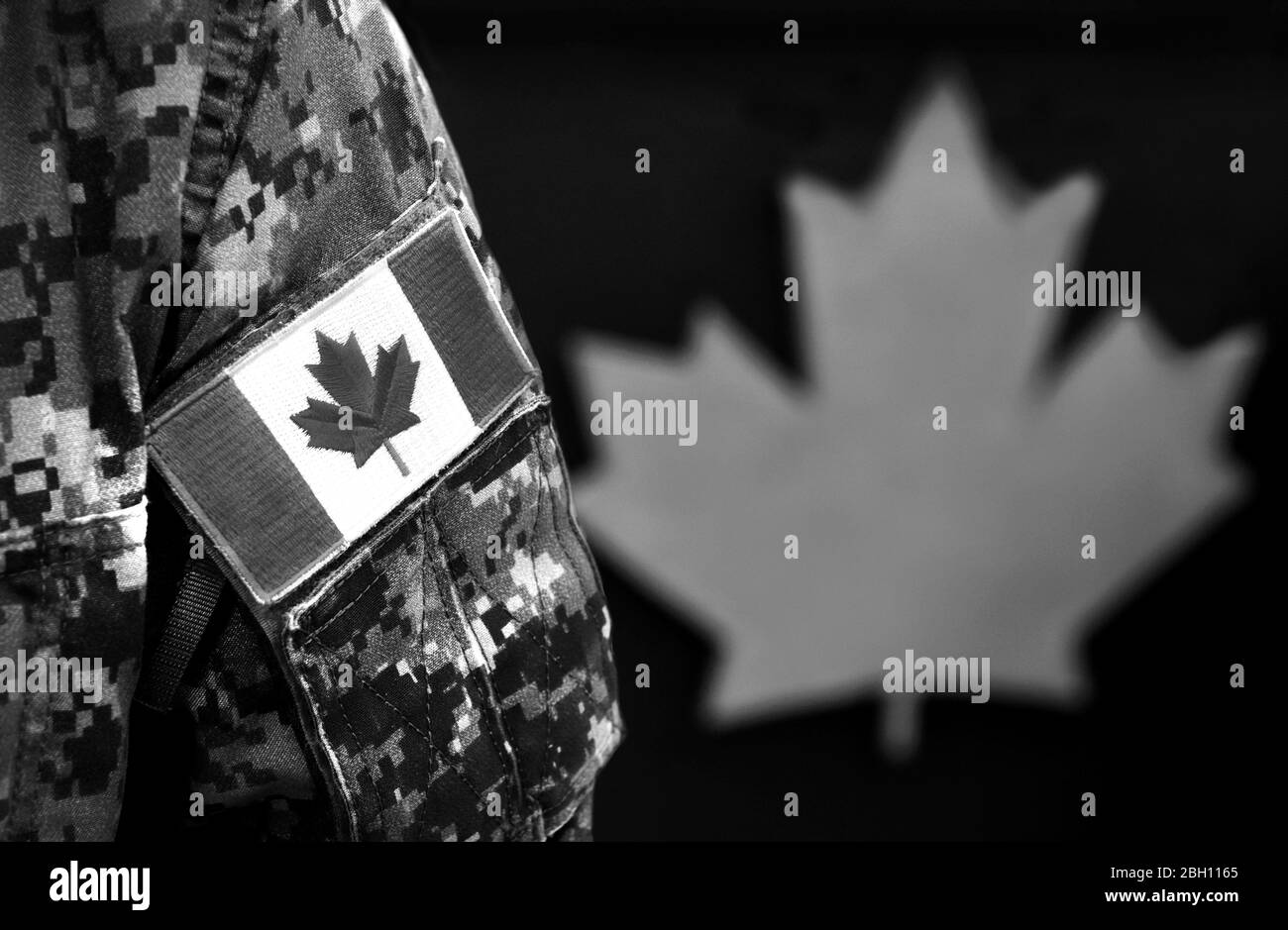 Canada giorno. Bandiera del Canada in uniforme militare e red Maple Leaf sullo sfondo. Soldati canadesi. Esercito del Canada. Canada foglia. Ricordo D Foto Stock