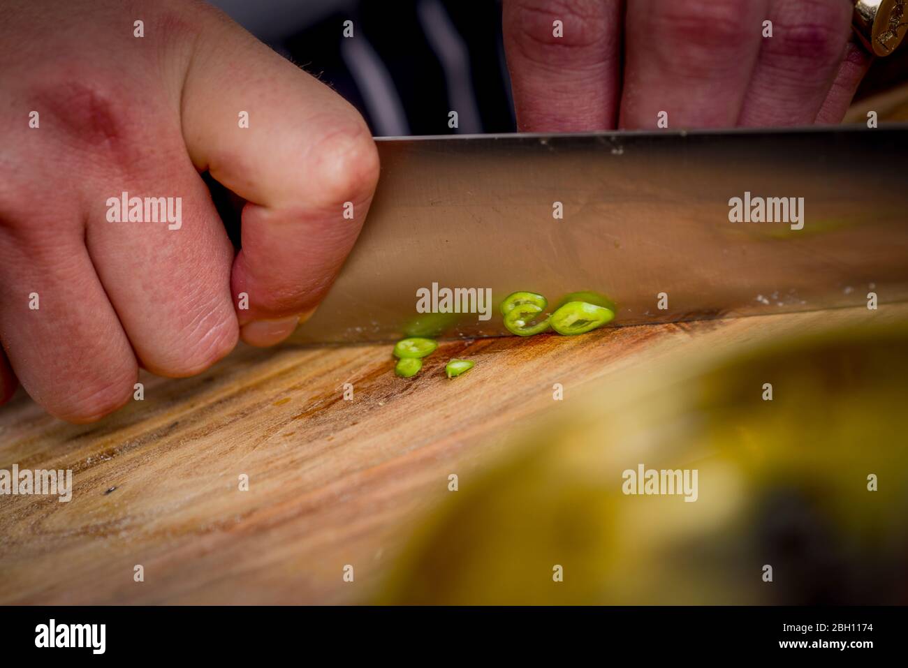 Uno chef prepara piatti nepalesi in cucina. Foto Stock