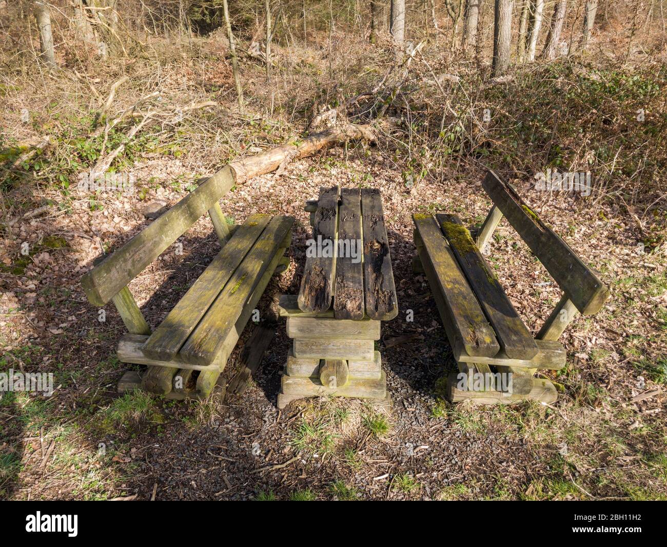 Panchine in legno e tavola picknick lungo un sentiero e sentiero a Westerwald, Renania-Palatinato, Germania, Europa occidentale Foto Stock
