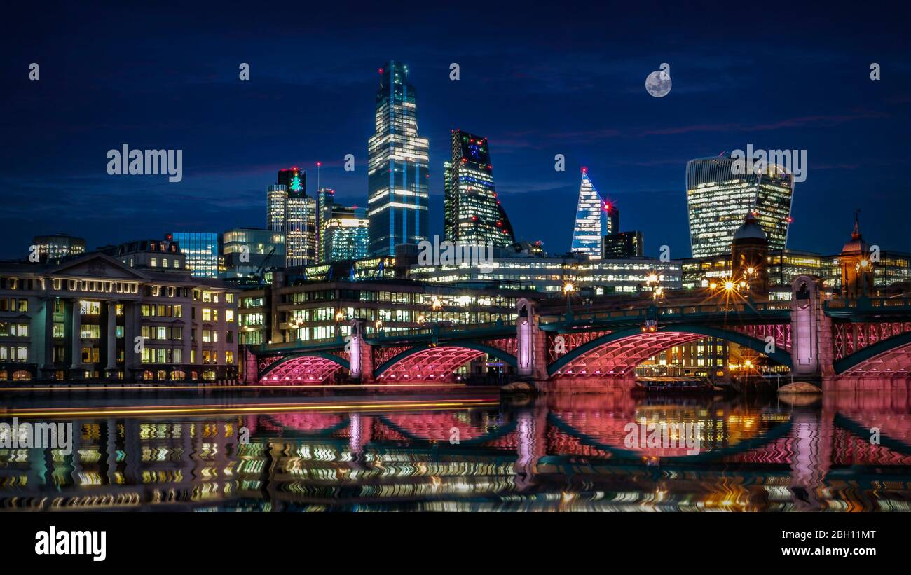 London cityscape, Southwark Bridge River Thames, Londra, Regno Unito. Foto Stock