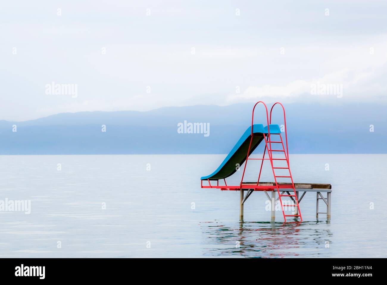 Scivolo acquatico sul lago di Ohrid, Macedonia Foto Stock