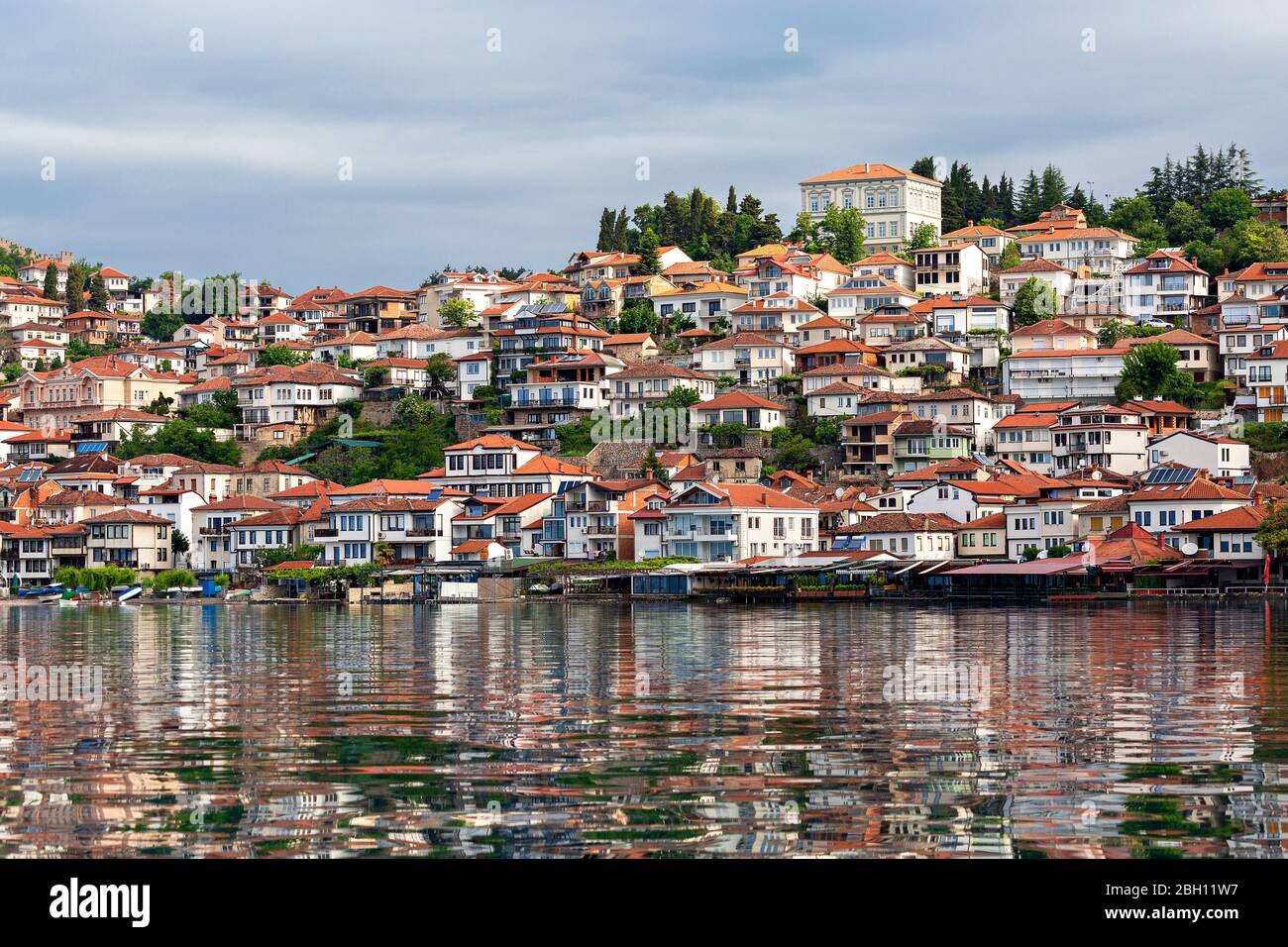 Case tradizionali nella città vecchia di Ohrid con i loro riflessi nel lago di Ohrid, Macedonia Foto Stock