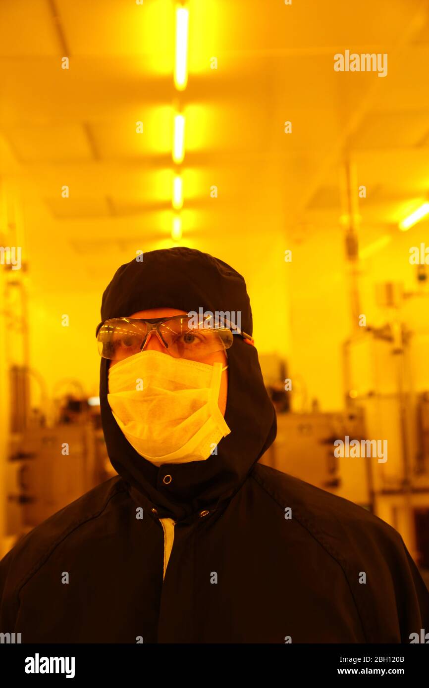 Immagine inclinata di un tecnico di laboratorio che indossa apparecchiature DPI Foto Stock