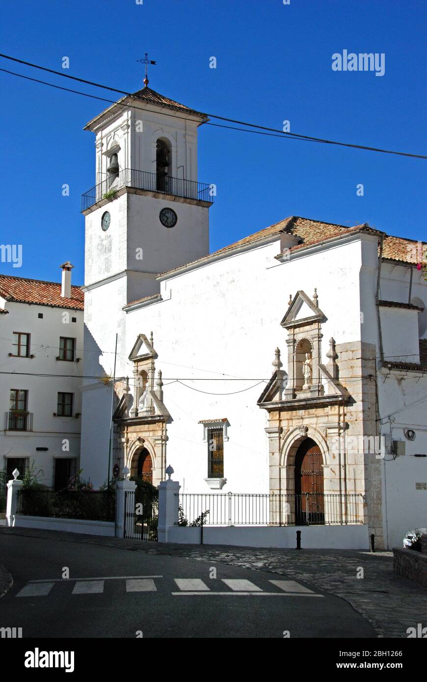 Vista della chiesa parrocchiale dell'Incarnazione, Grazalema, Andalusia, Spagna. Foto Stock