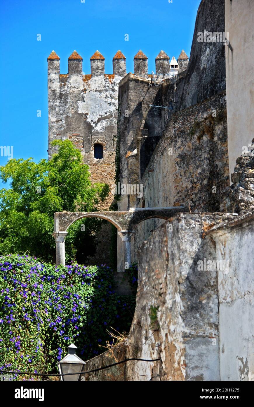 Vista di parte del muro del castello e merlature, Arcos de la Frontera, Andalusia, Spagna Foto Stock