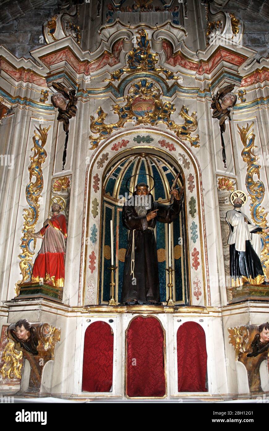 Statue religiose sopra un altare all'interno della Cattedrale di San Salvador, Jerez de la Frontera, provincia di Cadice, Andalusia, Spagna. Foto Stock