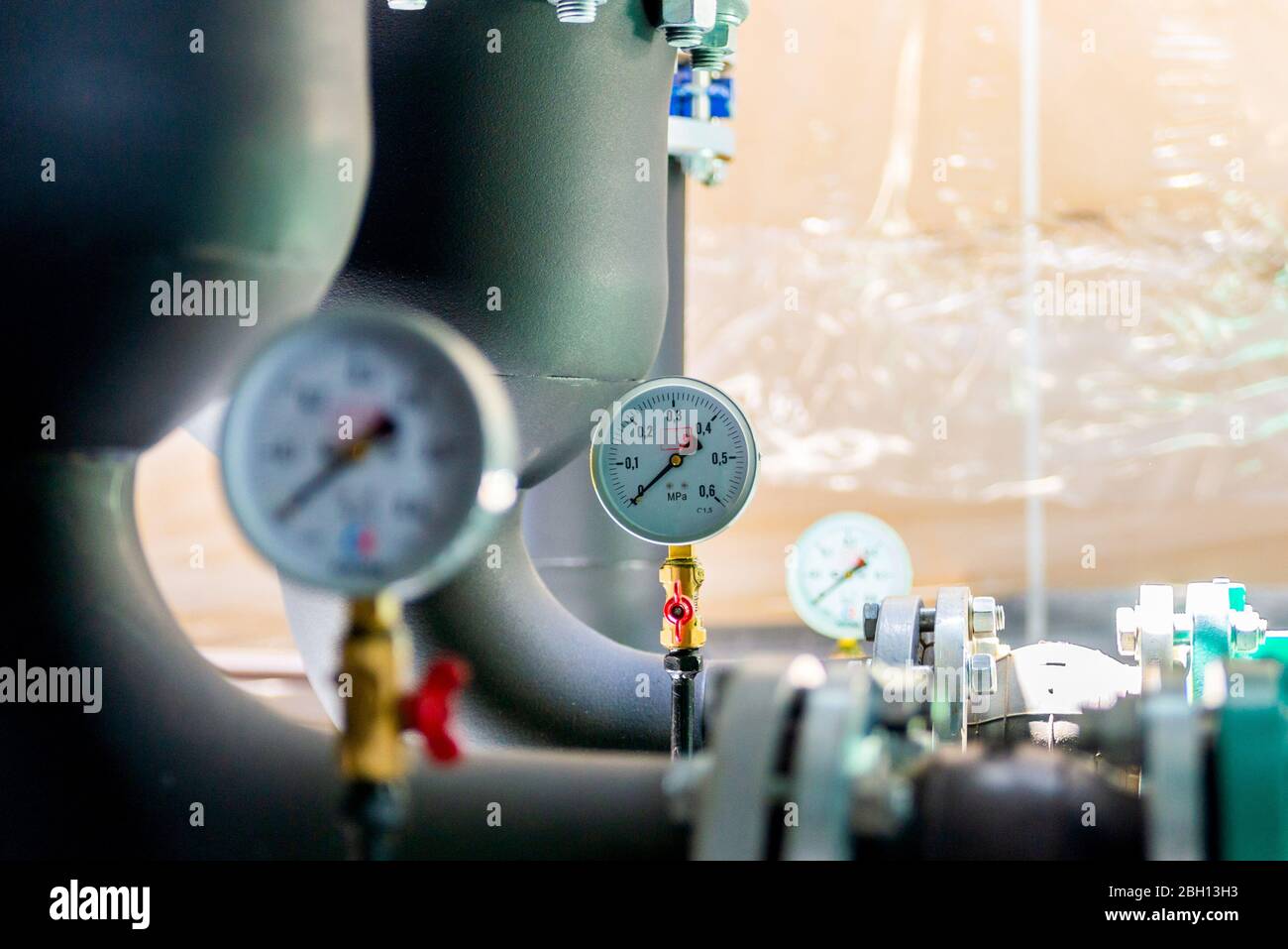 Attrezzatura industriale con misuratori di pressione. Messa a fuoco selettiva. Foto Stock