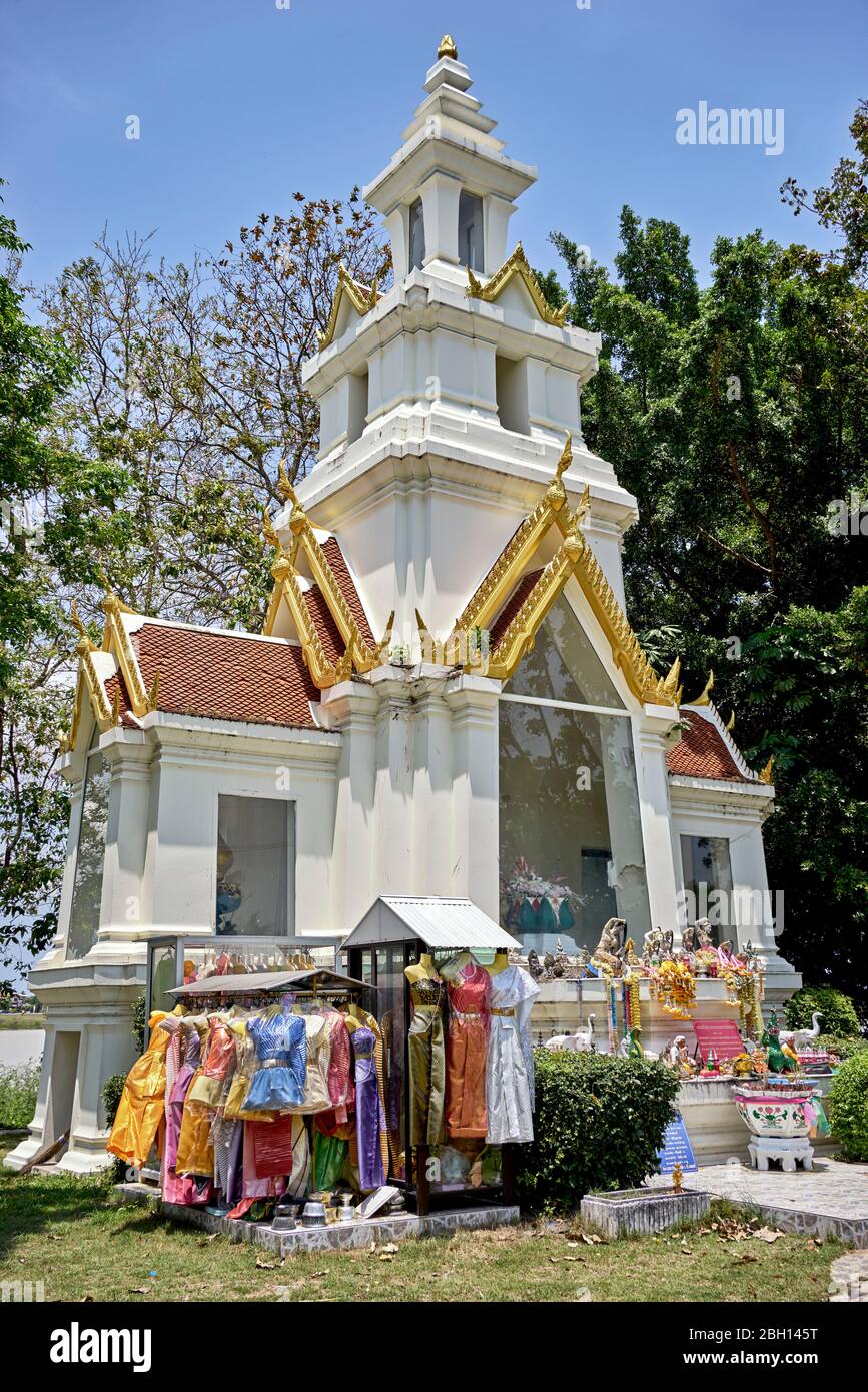 Superstizione. I terreni sacri del tempio credevano di possedere lo spirito di una donna deceduta, adornata con abiti tradizionali per il suo piacere. Thailandia Foto Stock