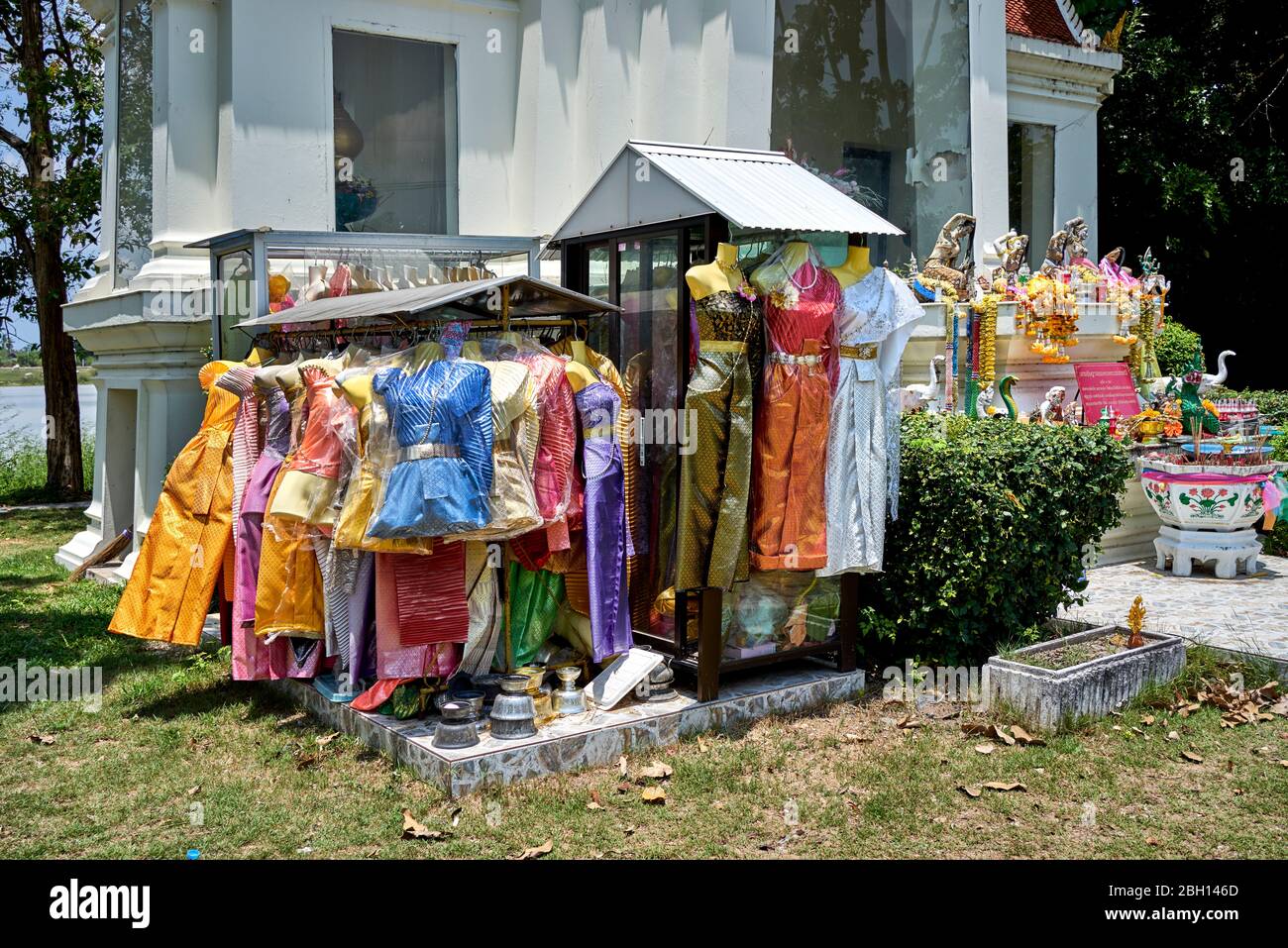 Superstizione. I terreni sacri del tempio credevano di possedere lo spirito di una donna deceduta, adornata con abiti tradizionali per il suo piacere. Thailandia Foto Stock