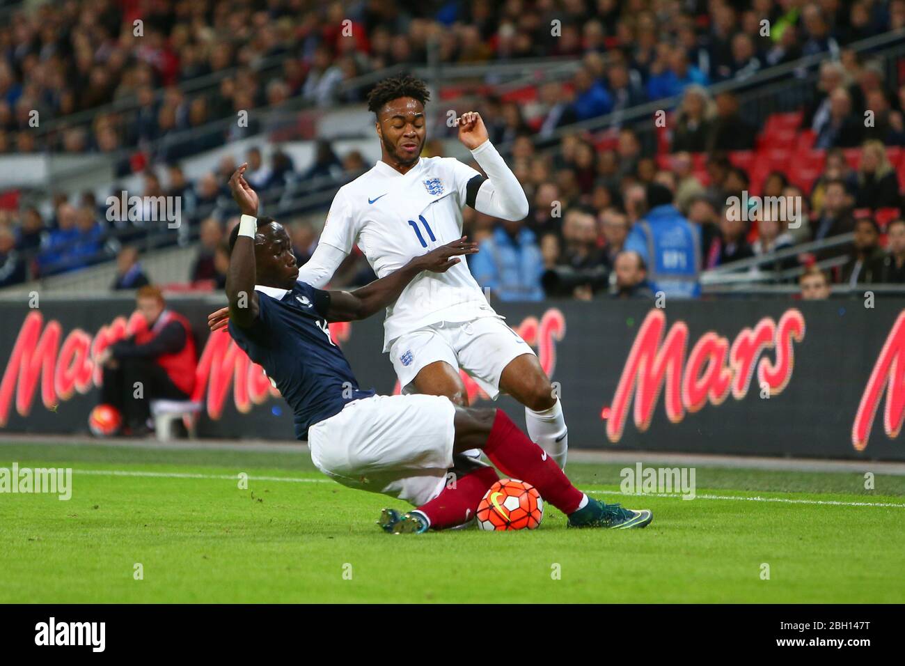 LONDRA, INGHILTERRA - Raheem Sterling of EnglandBattles con Bacary Sagna di Francia durante la partita amichevole internazionale durante la partita amichevole internazionale tra Inghilterra e Francia al Wembley Stadium martedì 17 novembre 2015. (Credit Ryan Dinham | MI News) Foto Stock